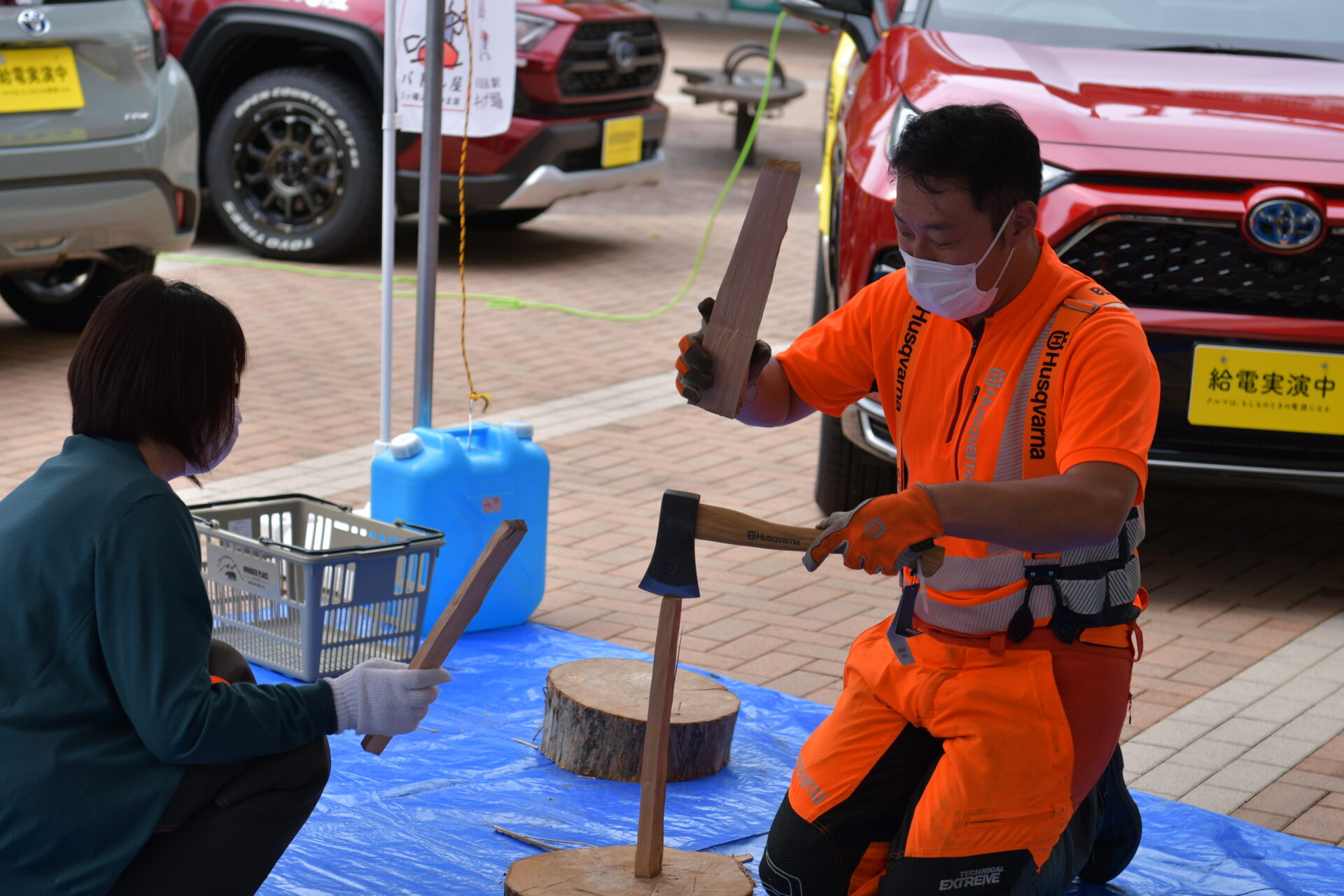 NBASETAKASAKIで開催されたハスクバーナ手斧体験の模様