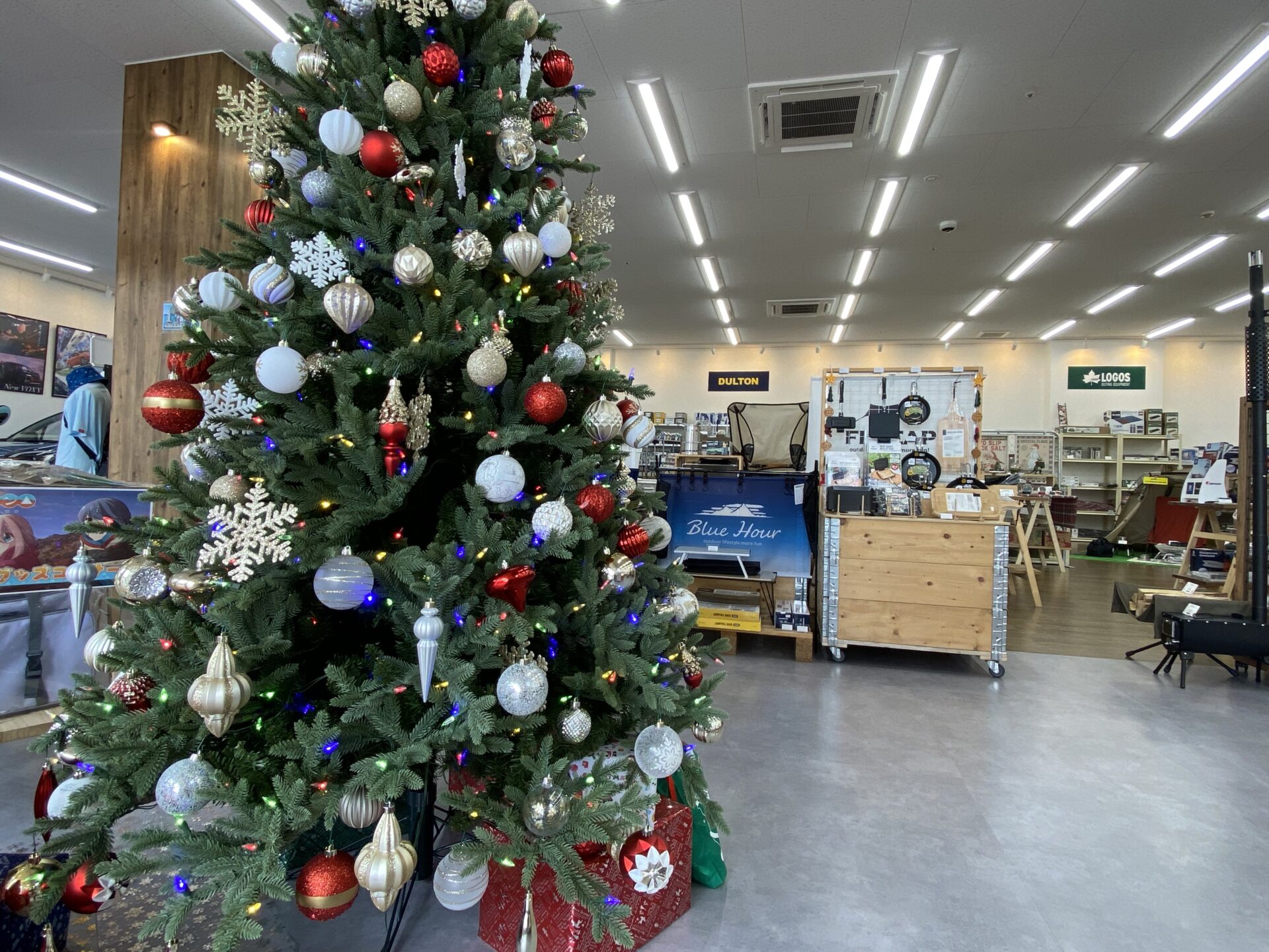 N!BASE TAKASAKI店舗に飾られたクリスマスツリー